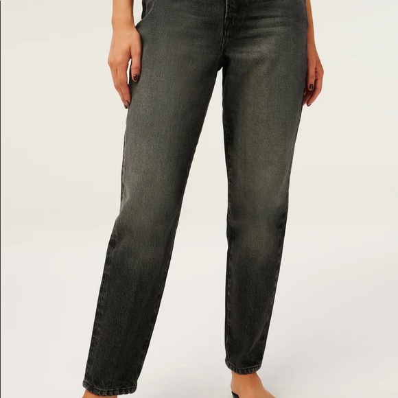 Good American Good Mom Jean - Picture 5 of 8